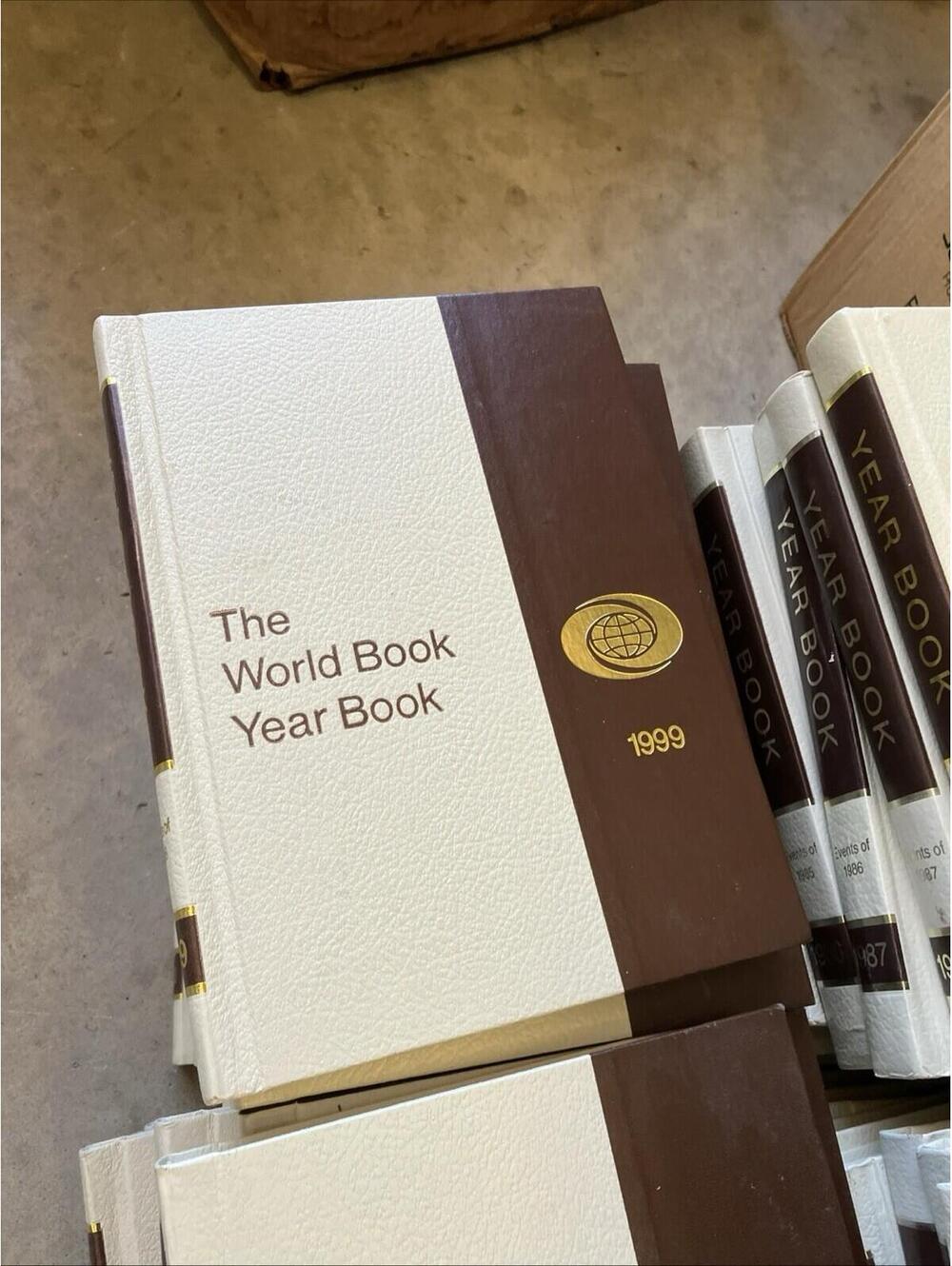 VTG World Book Yearbooks (Pick The Year You Want) 1979-1997 & 1999-2008